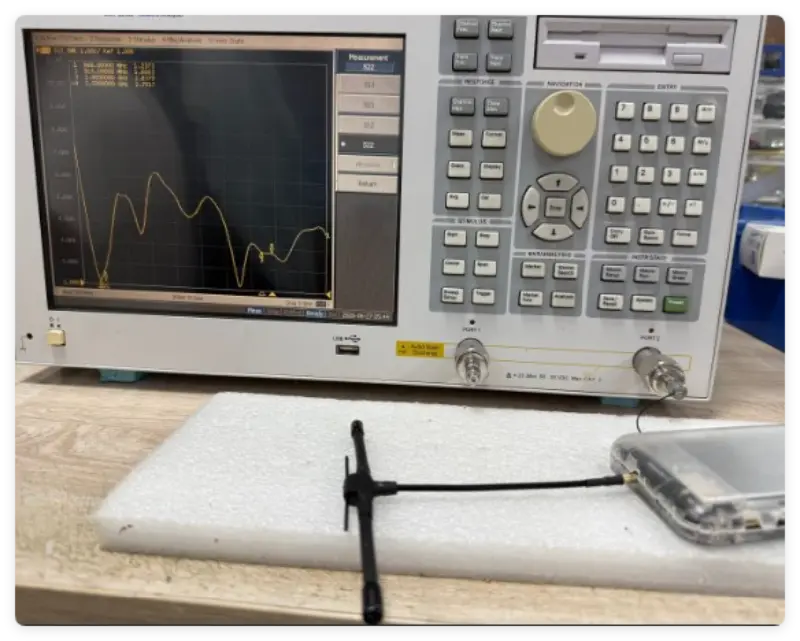 Miért fontos figyelni a VSWR-re (Voltage Standing Wave Ratio) az antenna kiválasztásakor?